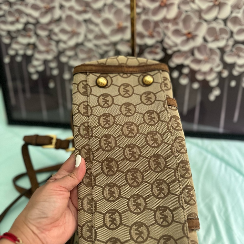 EUC MICHAEL KORS CROSSBODY HAND BAG - Picture 7 of 14